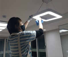 LED 조명을 청소하는 사진